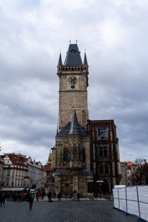 Téléchargez les photos : Image verticale de la façade de la tour de l'ancien hôtel de ville sur la place de la vieille ville de Prague, République tchèque - en image libre de droit