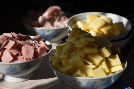 Téléchargez les photos : Un bol avec des carrés de fromage dans une cuisine - en image libre de droit