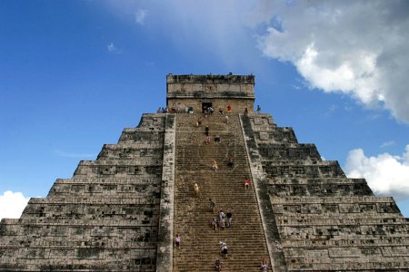 Foto de Vista general del área arqueológica de Chichén Itzá, símbolo del conocimiento y lugar de culto de la cultura maya fundada en el año 3000 a.C.. - Imagen libre de derechos
