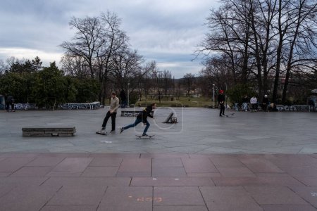 Téléchargez les photos : Deux personnes s'amusent à faire du skateboard - en image libre de droit