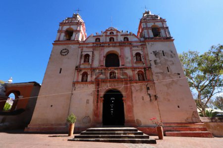 Foto de Detalles de arte barroco en el Interior de la iglesia de San Jerónimo Tlacochahuaya, ubicada en el municipio de San Jernimo Tlacochahuaya, a 21 km de la capital del estado de Oaxaca - Imagen libre de derechos
