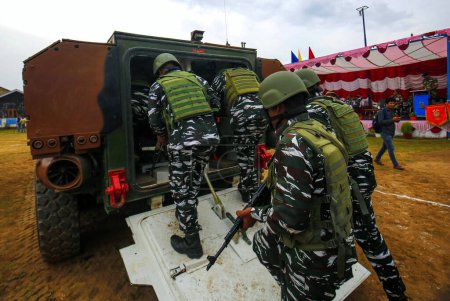 Téléchargez les photos : 26 août 2023, Srinagar Cachemire (Inde) : Des soldats paramilitaires indiens de la Force centrale de police de réserve (CRPF) entrent dans un véhicule sophistiqué lors d'une démonstration des deux derniers véhicules intronisés par le CRPF à Lethpora à Pulwama - en image libre de droit