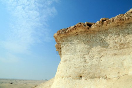 Foto de La península de Zekreet es un destino popular para los turistas extranjeros debido a sus formaciones rocosas de piedra caliza. La escarpa de piedra caliza con acantilados, pilares y rocas - Imagen libre de derechos