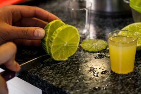 Téléchargez les photos : Une personne coupe des tranches de citron - en image libre de droit
