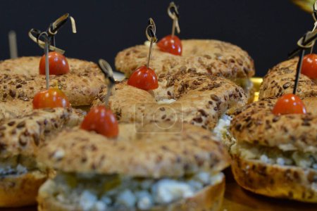 Foto de Vista general de un sándwich hecho con pan de Bagel jamón de pavo, lechuga y adornado con un tomate - Imagen libre de derechos
