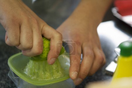 Téléchargez les photos : Une personne presse un citron - en image libre de droit