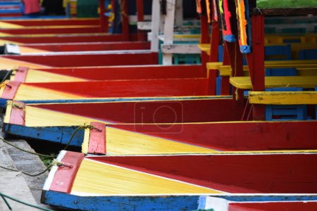 Foto de Vista general del barco Trajineras en el embarcadero de Xchimilco que se utilizan para transportar turistas en un recorrido turístico, uno de los lugares más representativos de México. - Imagen libre de derechos