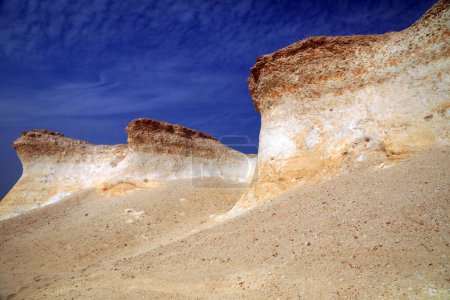 Foto de La península de Zekreet es un destino popular para los turistas extranjeros debido a sus formaciones rocosas de piedra caliza. La escarpa de piedra caliza con acantilados, pilares y rocas - Imagen libre de derechos