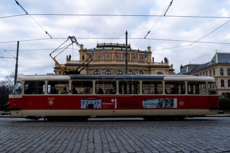 Téléchargez les photos : Un train passe devant le Rudolfinum, un bel exemple néo-renaissance et siège de l'Orchestre philharmonique tchèque. - en image libre de droit