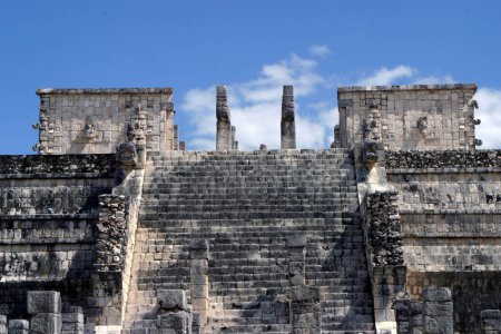 Téléchargez les photos : Vue générale de la zone archéologique de Chichen Itza, symbole du savoir et lieu de culte de la culture maya fondée en 3000 av. J.-C.. - en image libre de droit