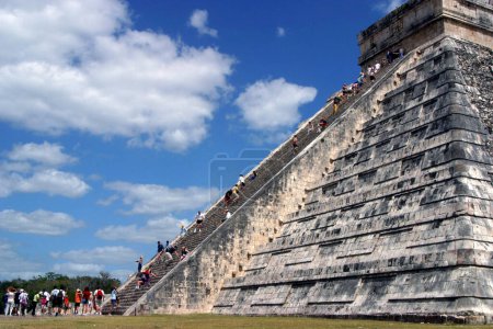 Téléchargez les photos : Vue générale de la zone archéologique de Chichen Itza, symbole du savoir et lieu de culte de la culture maya fondée en 3000 av. J.-C.. - en image libre de droit