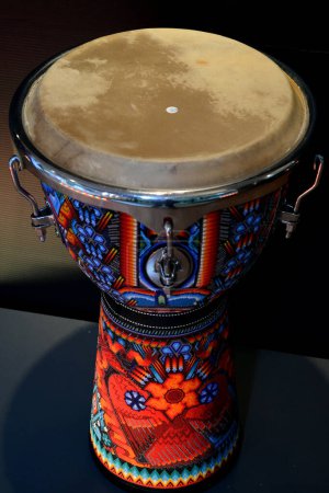 Foto de Un tambor decorado con diseños y ornamentos hechos de cuentas multicolores hechas por artesanos indígenas de las comunidades Huichol de los estados Jalisco y Nayarit de la cultura Wixarika - Imagen libre de derechos