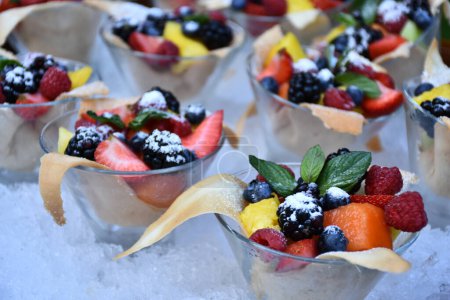 Téléchargez les photos : Détail d'un dessert aux fruits avec fraises, mûres, bleuets - en image libre de droit