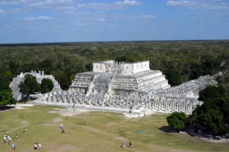 Foto de Vista general del área arqueológica de Chichén Itzá, símbolo del conocimiento y lugar de culto de la cultura maya fundada en el año 3000 a.C.. - Imagen libre de derechos