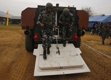 Téléchargez les photos : 26 août 2023, Srinagar Cachemire (Inde) : Des soldats paramilitaires indiens de la Force centrale de police de réserve (CRPF) sortent d'un véhicule sophistiqué lors d'une démonstration des deux derniers véhicules intronisés par le CRPF à Lethpora à Pulwama - en image libre de droit