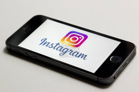 Téléchargez les photos : Image d'un téléphone portable montrant l'un des réseaux sociaux les plus utilisés par les utilisateurs, Instagram - en image libre de droit