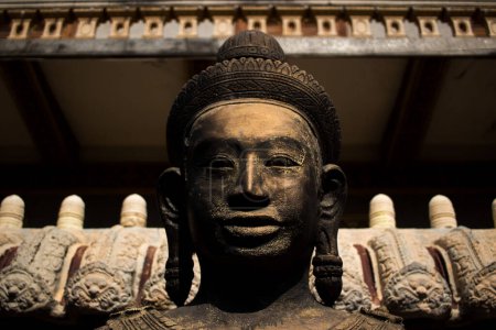 Téléchargez les photos : Détail d'une statue de Bouddha dans le temple bouddhiste de Phnom Penh au Cambodge. - en image libre de droit