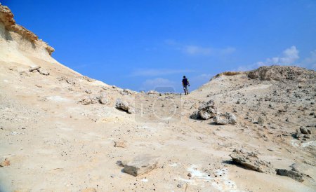 Téléchargez les photos : La péninsule de Zekreet est une destination populaire pour les touristes étrangers en raison de ses formations rocheuses calcaires. L'escarpement calcaire avec ses falaises, ses piliers et ses rochers - en image libre de droit