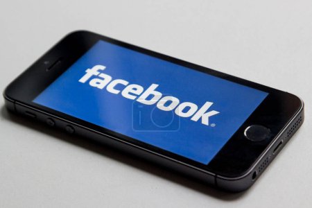 Téléchargez les photos : Image d'un téléphone portable montrant l'un des réseaux sociaux les plus utilisés par les utilisateurs, facebook - en image libre de droit