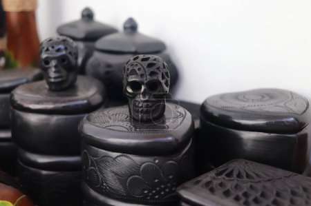 Téléchargez les photos : La poterie noire ou poterie noire mexicaine fait partie de la production traditionnelle de poterie de l'État de Oaxaca, originaire de la municipalité de San Bartolo Coyotepec. - en image libre de droit