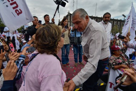 Téléchargez les photos : 26 août 2023 Toluca, Mexique : Adan Augusto Hernandez, aspirant coordinateur de la Défense de la Quatrième Transformation, lors de sa tournée nationale d'assemblées informatives - en image libre de droit