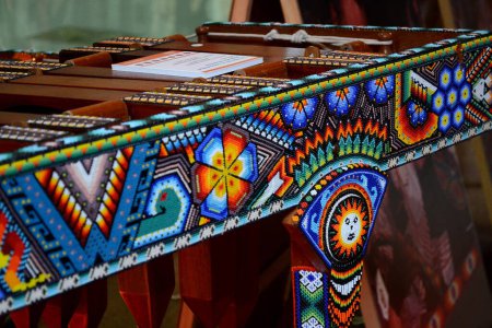 Foto de Una marimba decorada con diseños y ornamentos hechos de cuentas multicolores hechas por artesanos indígenas de las comunidades Huichol de los estados Jalisco y Nayarit de la cultura Wixarika - Imagen libre de derechos