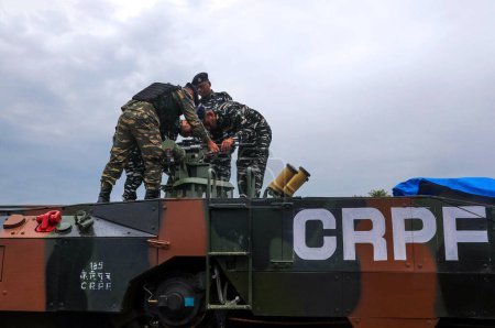 Téléchargez les photos : 26 août 2023, Srinagar Cachemire (Inde) : Des soldats paramilitaires indiens de la Force centrale de police de la réserve (CRPF) ajustent une arme sur le dessus d'un véhicule sophistiqué lors d'une démonstration des deux derniers véhicules intronisés par le CRPF à Lethpora à Pulwama - en image libre de droit