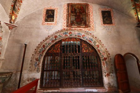 Foto de Detalles de arte barroco en el Interior de la iglesia de San Jerónimo Tlacochahuaya, ubicada en el municipio de San Jernimo Tlacochahuaya, a 21 km de la capital del estado de Oaxaca - Imagen libre de derechos