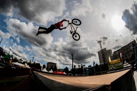 Téléchargez les photos : Un jeune homme fait des cascades sur un vélo - en image libre de droit