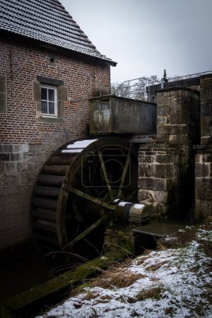 Téléchargez les photos : Le moulin à eau du XIIIe siècle à Sint-Gertrudis-Pede, Dilbeek. - en image libre de droit