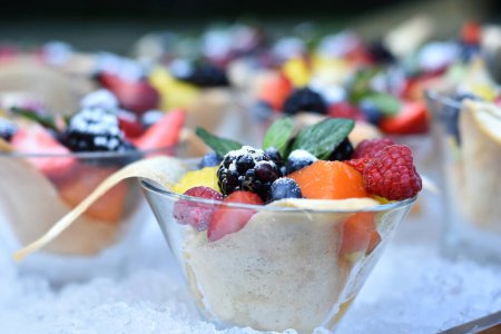 Téléchargez les photos : Détail d'un dessert aux fruits avec fraises, mûres, bleuets - en image libre de droit