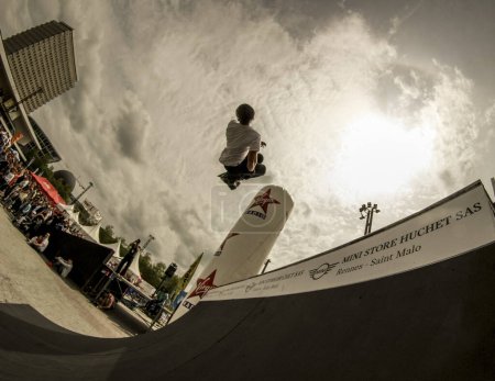 Téléchargez les photos : Un jeune homme fait des cascades sur un skateboard - en image libre de droit