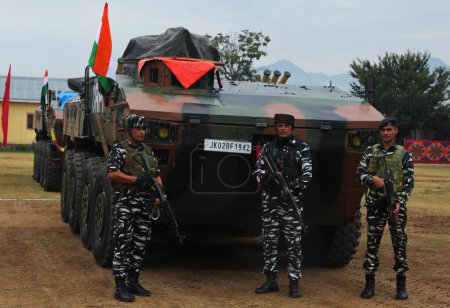 Téléchargez les photos : 26 août 2023, Srinagar Cachemire, Inde : Des soldats paramilitaires indiens de la Force centrale de police de réserve (CRPF) montent la garde près des véhicules sophistiqués lors d'une démonstration des deux derniers véhicules intronisés par le CRPF à Lethpora à Pulwama - en image libre de droit