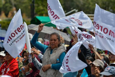 Foto de 26 de agosto de 2023 Toluca, México: Gente durante el mitin de Adan Augusto López, aspirante a coordinador de la Defensa de la Cuarta Transformación en su gira nacional de asambleas informativas - Imagen libre de derechos