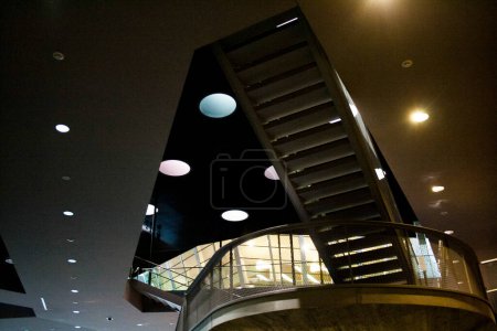 Foto de Vista nocturna de un edificio en Ville de Rennes, Francia / Eyepix Group - Imagen libre de derechos