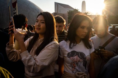 Téléchargez les photos : Une femme vérifie son téléphone portable lors d'une visite à Hong Kong - en image libre de droit