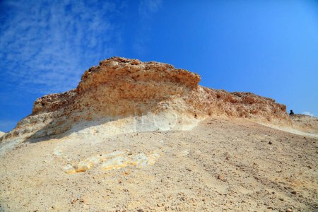 Téléchargez les photos : La péninsule de Zekreet (Qatar) est une destination populaire pour les touristes étrangers en raison de ses plages intactes et de ses formations rocheuses calcaires - en image libre de droit