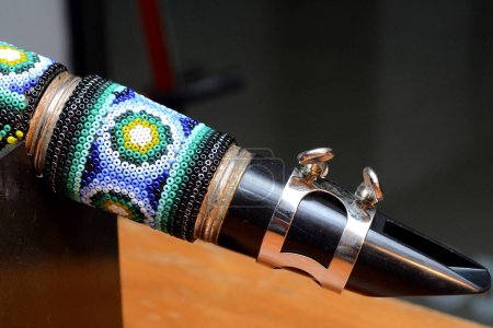 Foto de Una flauta decorada con diseños y ornamentos hechos de cuentas multicolores hechas por artesanos indígenas de las comunidades Huichol de los estados Jalisco y Nayarit de la Cultura Wixarika / Grupo Eyepix - Imagen libre de derechos