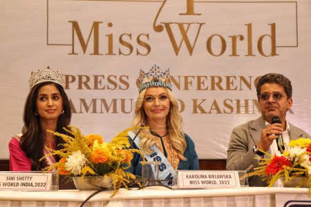 Téléchargez les photos : 28 août 2023, Srinagar Cachemire, Inde : Miss Monde Karolina Bielawska (C) et Miss Monde Inde Sini Shetty (R) assistent à une conférence de presse avec d'autres reines de beauté au Cachemire International Convention Centre (KICC) à Srinagar - en image libre de droit
