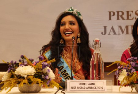 Téléchargez les photos : 28 août 2023, Srinagar Cachemire, Inde : Shree Saini, Miss Amérique du Monde, assiste à une conférence de presse avec d'autres reines de beauté au Kashmir International Convention Centre (KICC) à Srinagar - en image libre de droit
