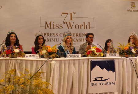 Téléchargez les photos : 28 août 2023, Srinagar Cachemire, Inde : (R-L) Miss Amérique mondiale Shree Saini, Miss Inde mondiale Sini Shetty, Miss Monde Karolina Bielawska - en image libre de droit