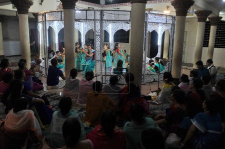 Foto de 28 agosto 2023 - Sylhet-Bangladesh: La comunidad Manipuri baila con su vestido tradicional para celebrar su uno de los festivales más importantes Jhulan Yatra en Shibganj Mandapa en Sylhet, Bangladesh - Imagen libre de derechos
