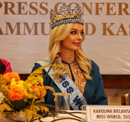 Foto de 28 de agosto de 2023, Srinagar Cachemira, India: Miss Mundo Karolina Bielawska asiste a una conferencia de prensa con otras reinas de belleza en el Centro Internacional de Convenciones de Cachemira (KICC) en Srinagar - Imagen libre de derechos