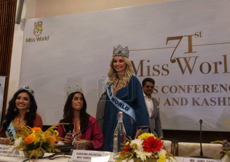 Foto de 28 de agosto de 2023, Srinagar Cachemira, India: Miss Mundo Karolina Bielawska (C) llega para asistir a una conferencia de prensa con otras reinas de belleza en el Centro Internacional de Convenciones de Cachemira (KICC) en Srinagar. Bielawska está en una visita de un día a Cachemira - Imagen libre de derechos