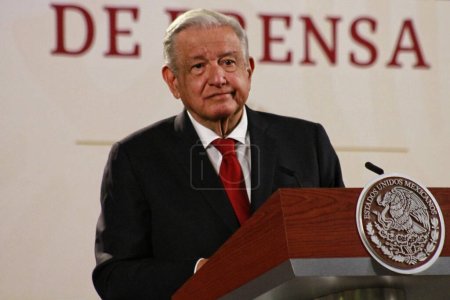Foto de 30 de agosto de 2023 en Ciudad de México, México: El presidente de México, Andrés Manuel López Obrador, habla durante la conferencia informativa de la mañana frente a los periodistas en el palacio nacional - Imagen libre de derechos