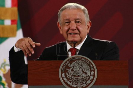 Téléchargez les photos : 30 août 2023 à Mexico, Mexique : Le président du Mexique, Andres Manuel Lopez Obrador, prend la parole lors de la conférence d'information matinale devant les journalistes au palais national - en image libre de droit