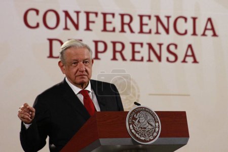 Foto de 30 de agosto de 2023 en Ciudad de México, México: El presidente de México, Andrés Manuel López Obrador, habla durante la conferencia informativa de la mañana frente a los periodistas en el palacio nacional - Imagen libre de derechos