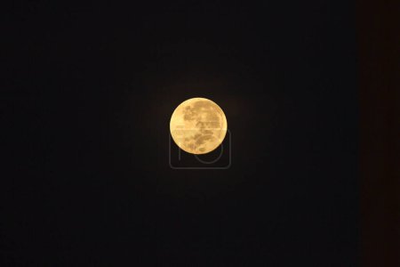 Téléchargez les photos : 30 août 2023, Maracaibo, Venezuela : La lune super bleue, se lève à l'est de la ville de Maracaibo, entre la brume d'un ciel nuageux. le 30 août 2023, Maracaibo, Venezuela - en image libre de droit