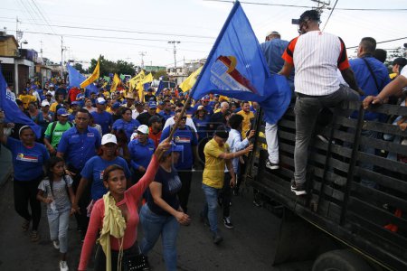 Foto de 2 de septiembre de 2023, San Francisco, Venezuela: Una gran multitud de venezolanos, organizaciones políticas y militantes que viven en la Plataforma Unitaria Democrática (PUD), marcharon este viernes, 1 de septiembre, en el municipio de San Francisco en Venezuela - Imagen libre de derechos