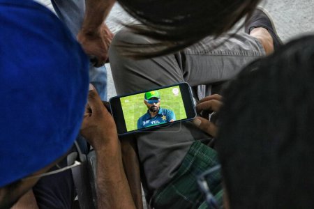 Foto de Septiembre 02,2023, Srinagar Cachemira, India: La gente ve la transmisión en vivo del partido de cricket de la Copa Asia entre India y Pakistán en el Pallekele International Cricket Stadium en Kandy - Imagen libre de derechos